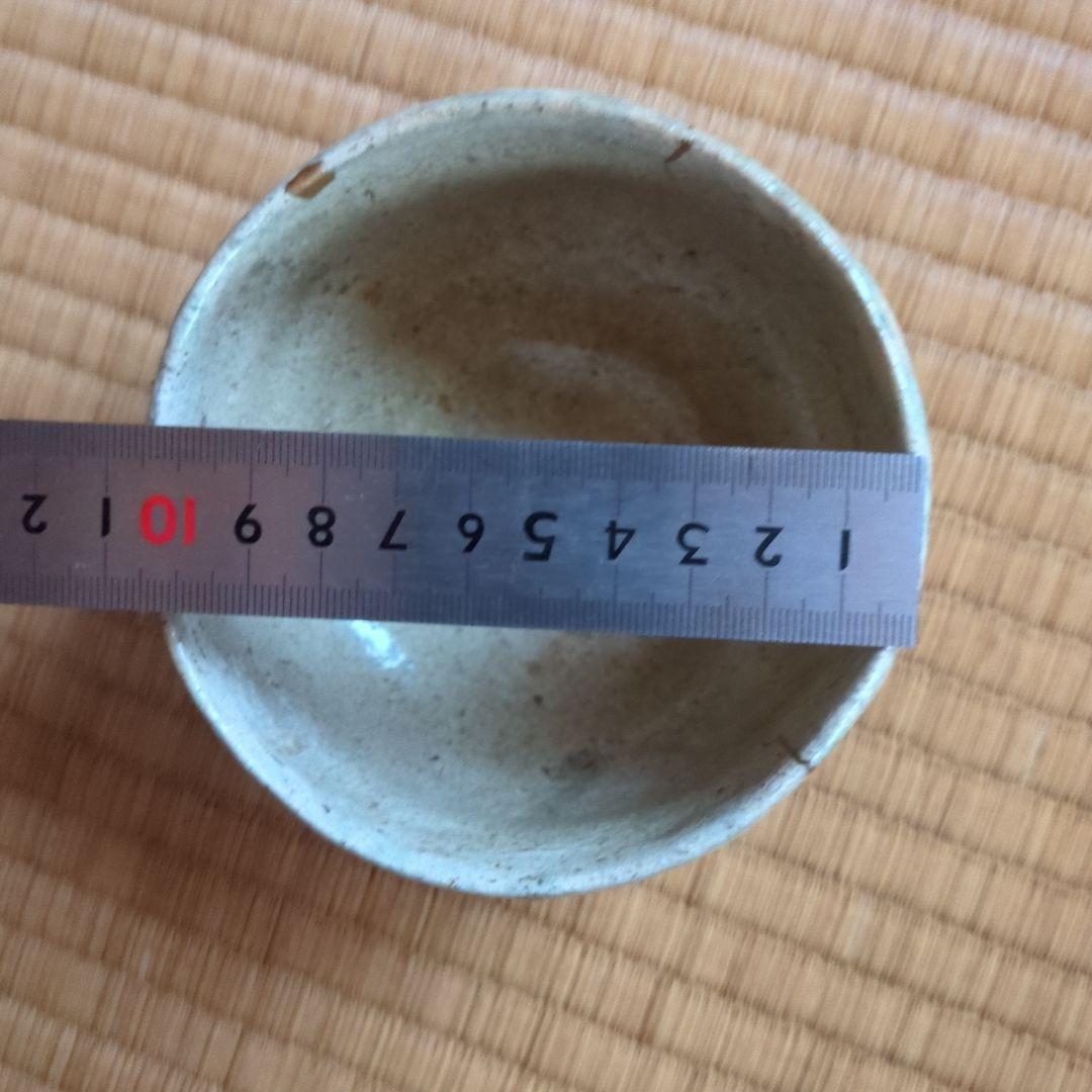 淡いベージュの陶器製茶碗と木箱　大正時代求　三葉葵　家紋　茶碗　骨董品