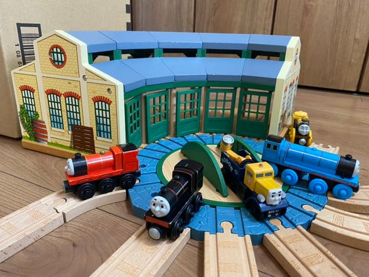 【新品未使用】★機関車トーマス木製レール　機関庫　★