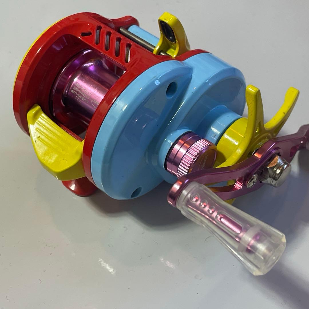 【新品未使用】マグネットブレーキ カラフル ベイトフィネスリール 右ハンドル