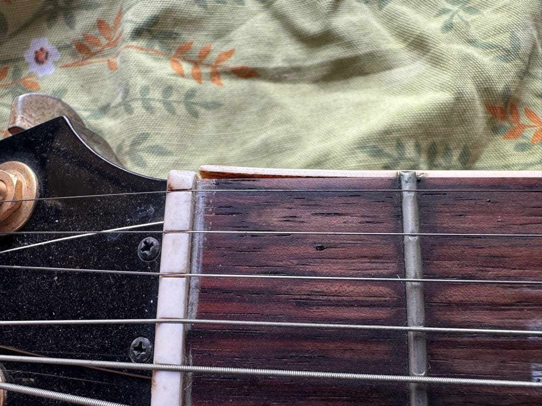 Yamaha製のセミアコースティックギター、レッドカラー