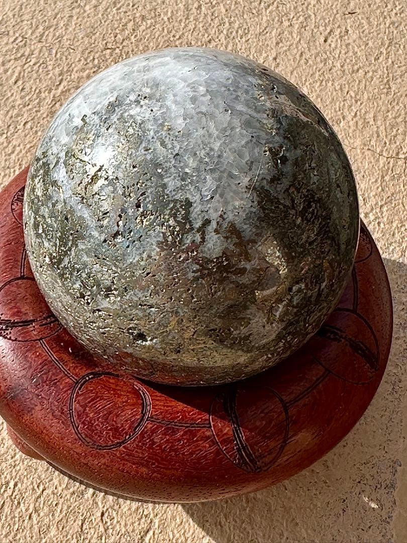 一点もの　希少！ザクザク水晶と共生！　パイライトスフィア