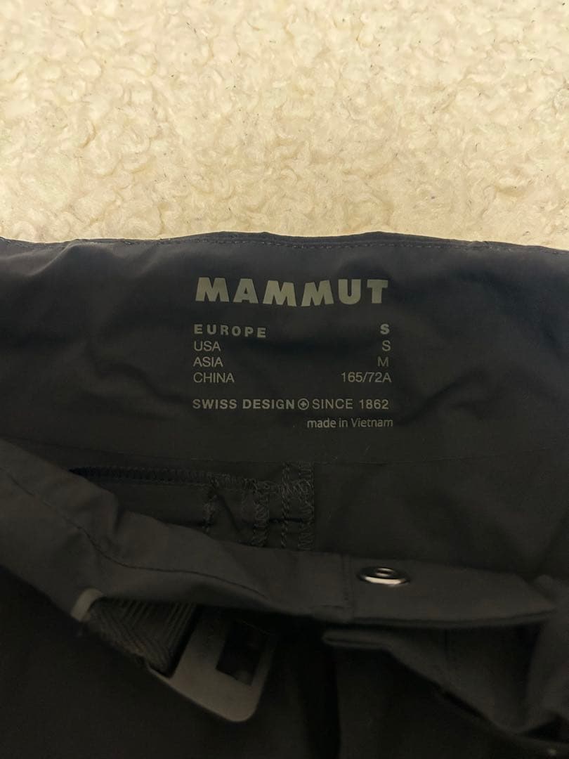 MAMMUT Tシャツとハーフパンツ