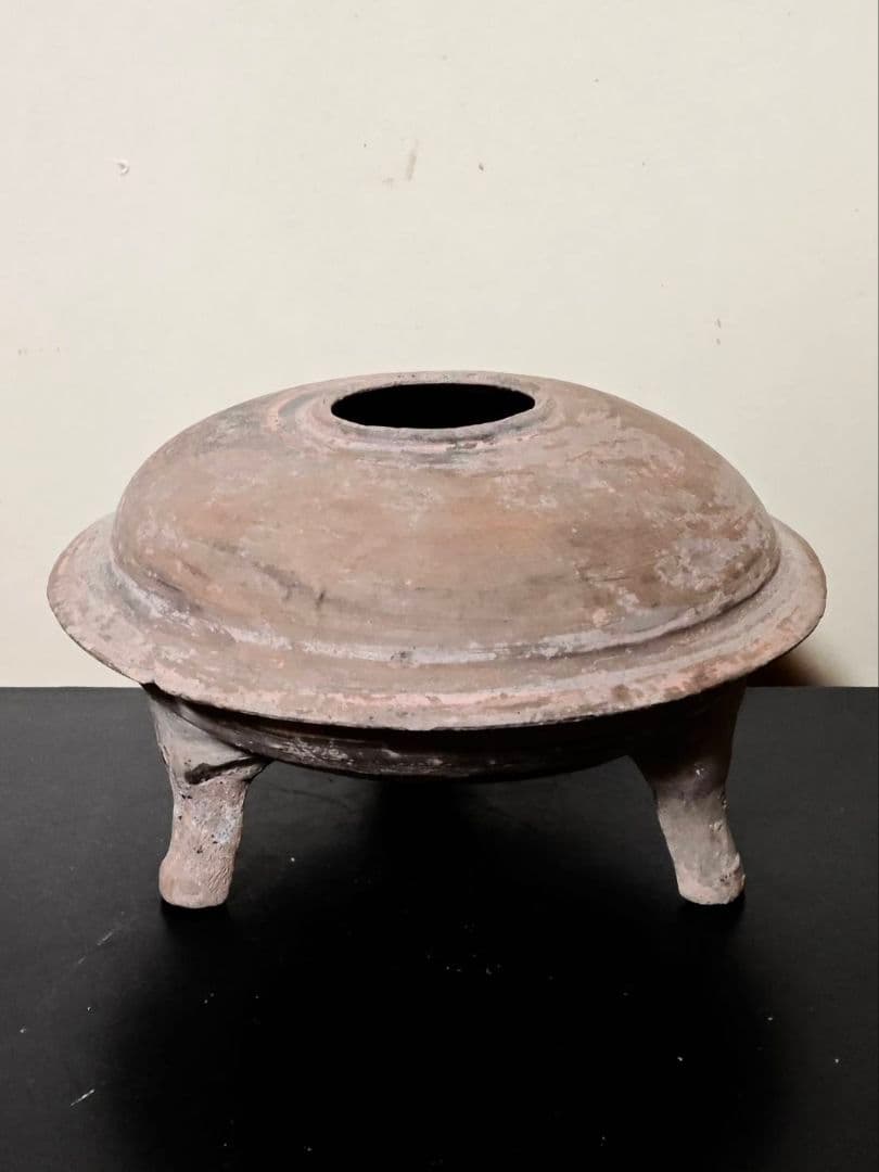 漢時代加彩三足土器　古代中国　中国古美術　考古遺物　発掘出土品　博物館展示品同手