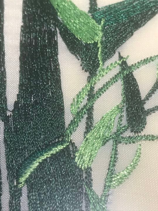 珍しい刺繍絵です。(顔料を使用して手描きではない)