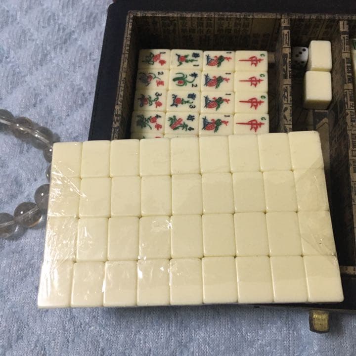 新品ですが、自宅保存の為、箱がやや汚れあり