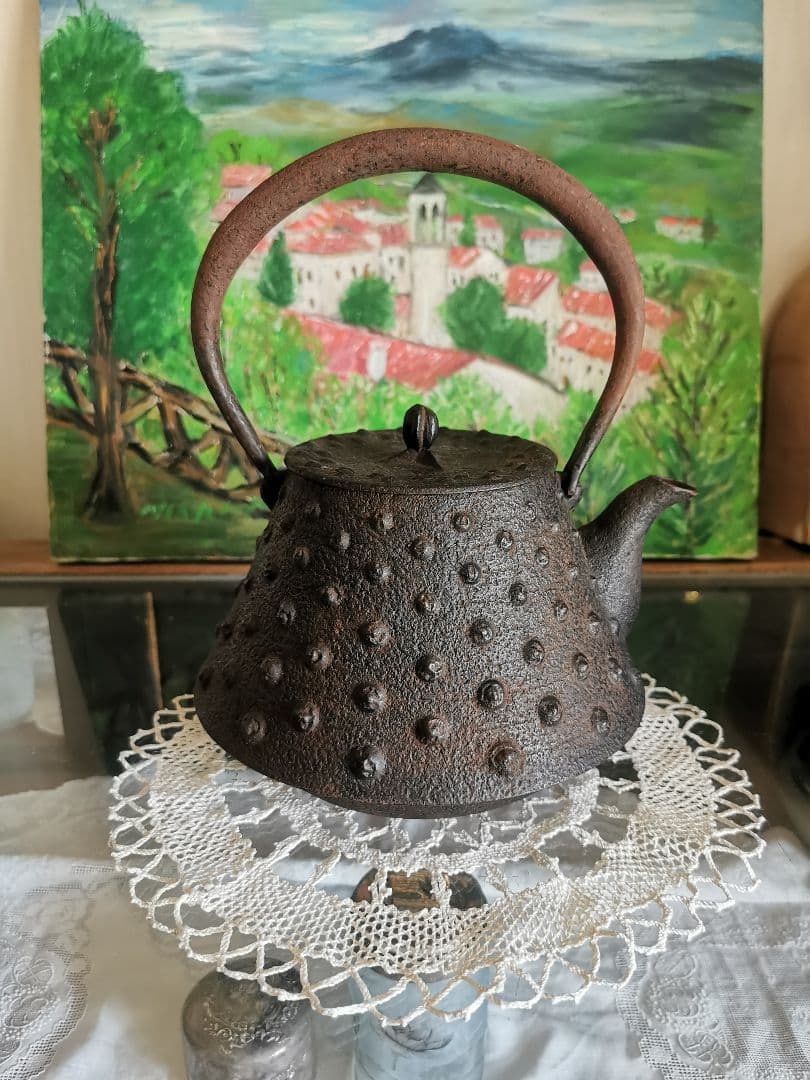 和骨董 重厚な1.5Ｌ南部あられ鉄瓶 鉄器 古物 骨董 茶道具 茶釜 菊/蓮摘み