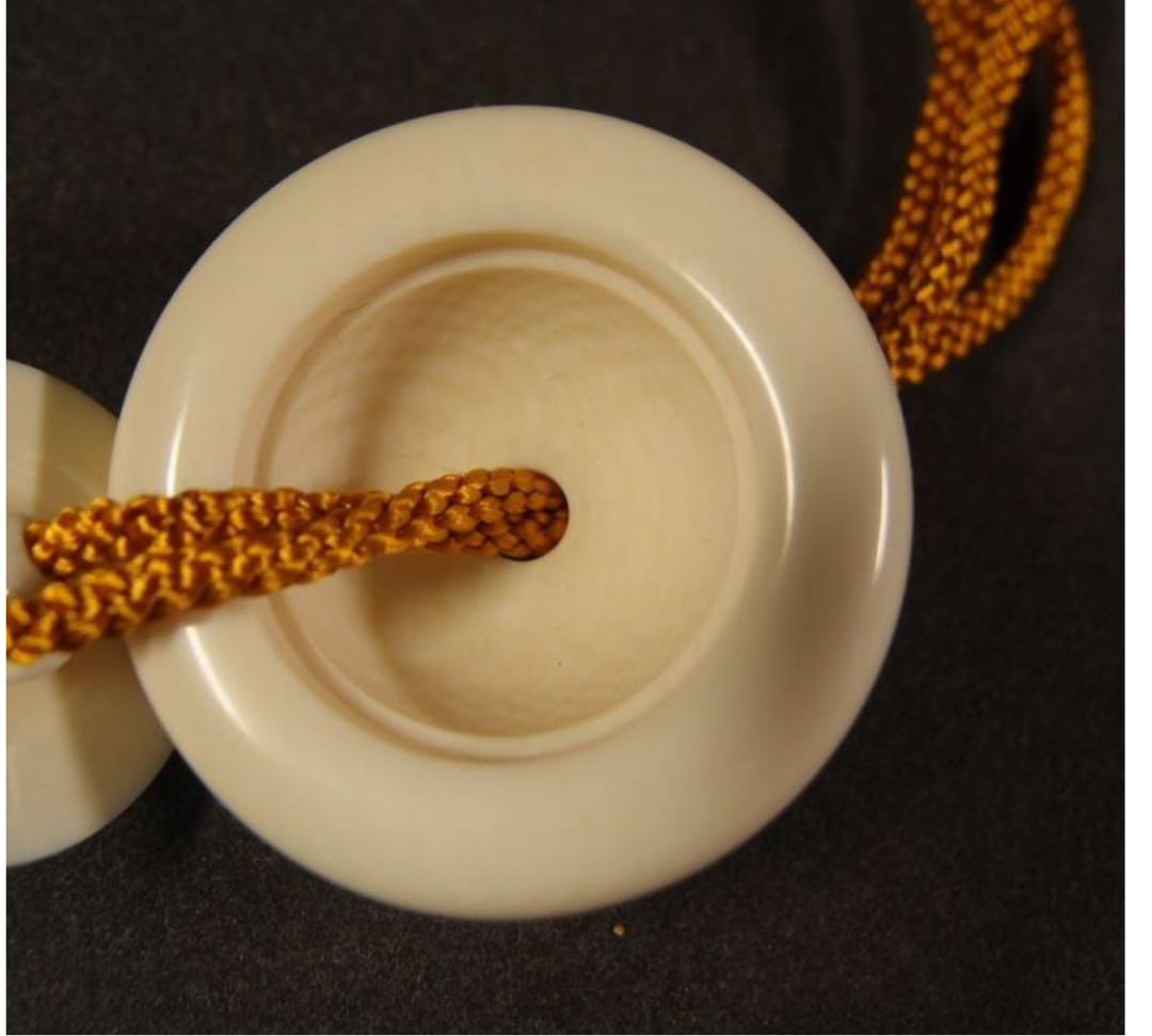 送料無料　コレクター放出　小面根付　桐箱付　幅4ｃｍ