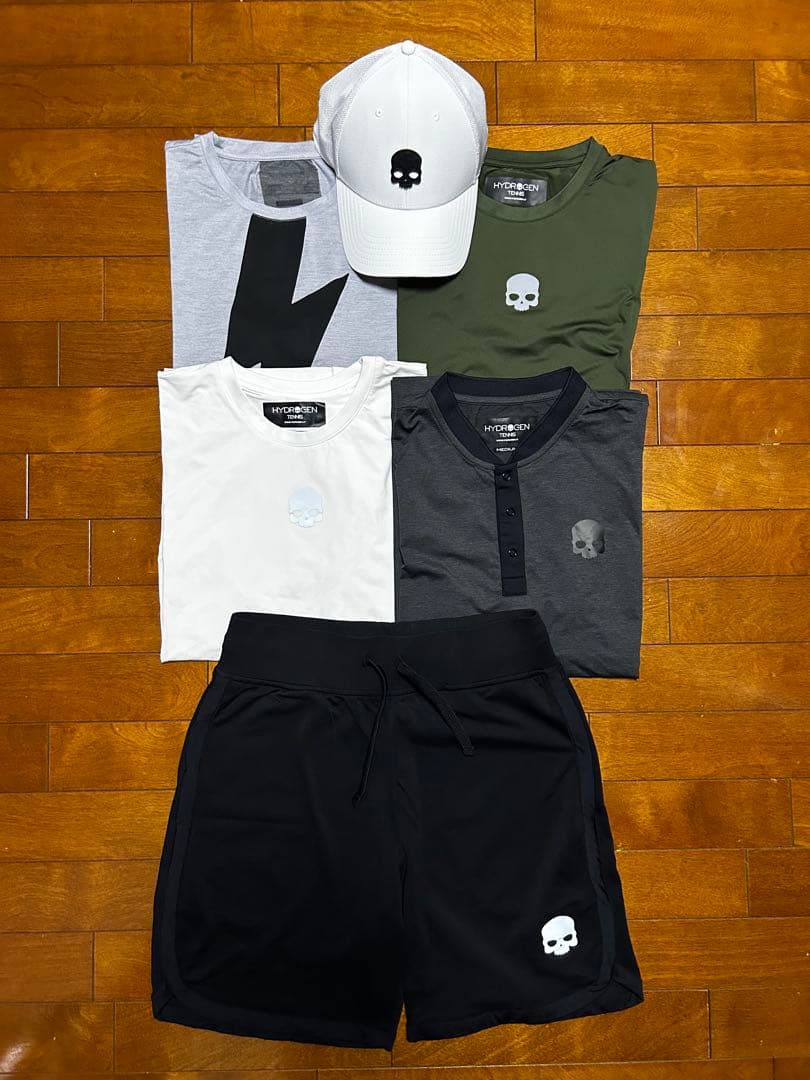 美品　ハイドロゲン　テニスTシャツ４枚・ショートパンツ・帽子セット