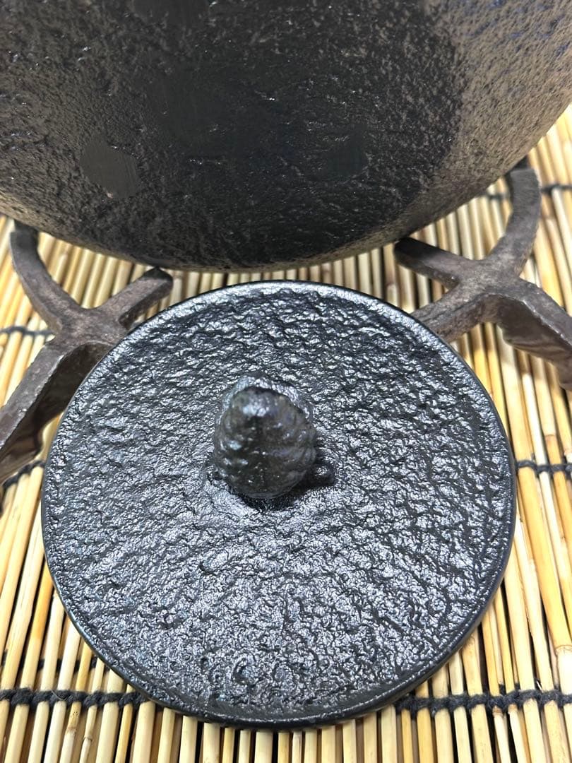 新品、供箱等付属品、鉄瓶台付　南部名工岩鋳造 １４型双馬肌あっきー猫様　売約済み