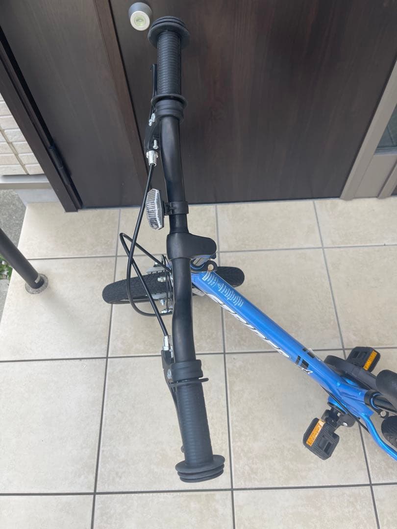 STRIDER 14x ストライダー、ブルー、スタンド付き。