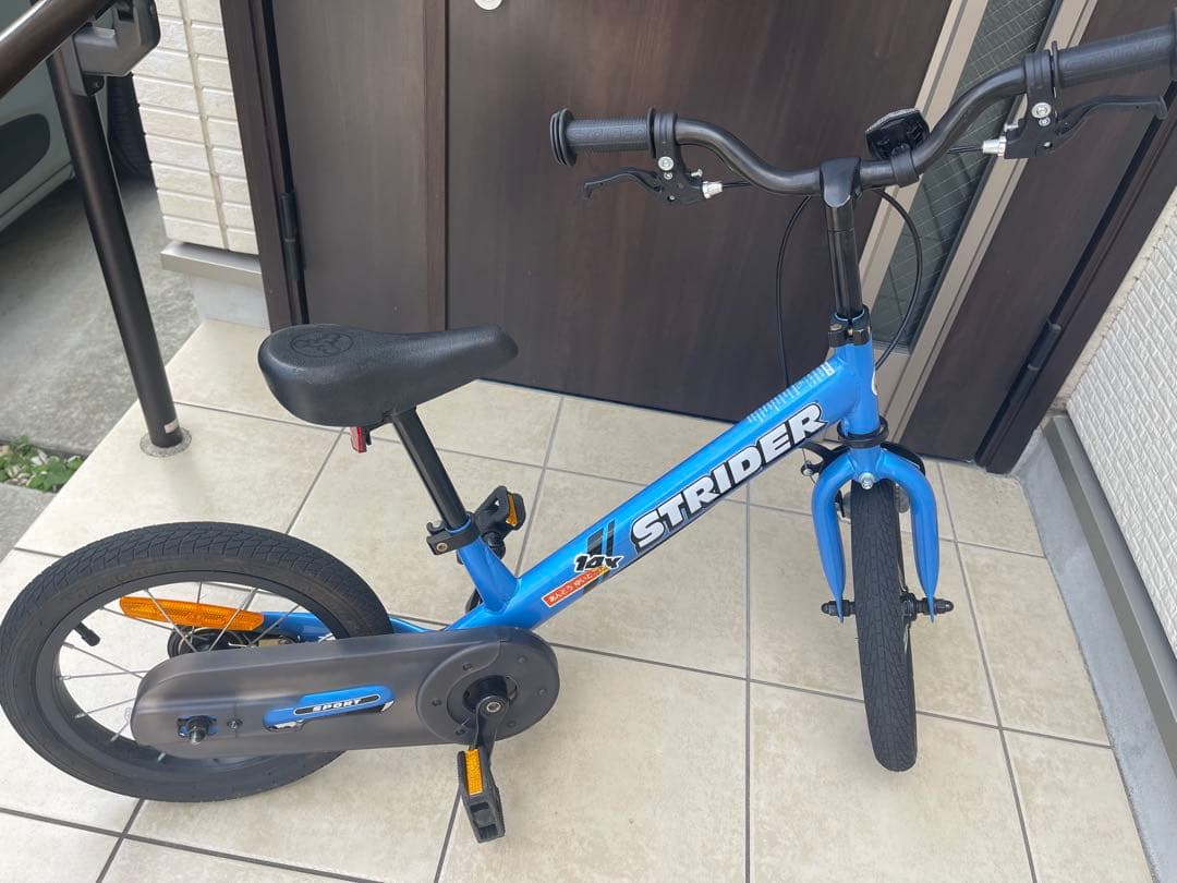 STRIDER 14x ストライダー、ブルー、スタンド付き。