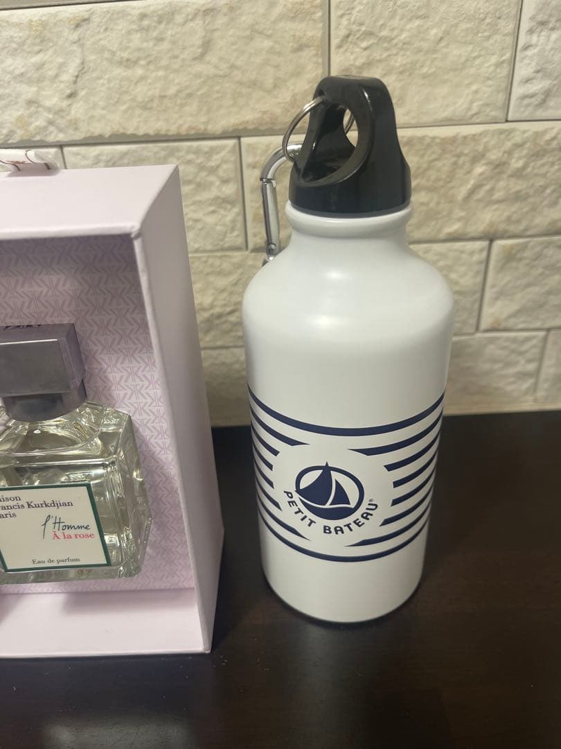 お菓子　水筒　香水