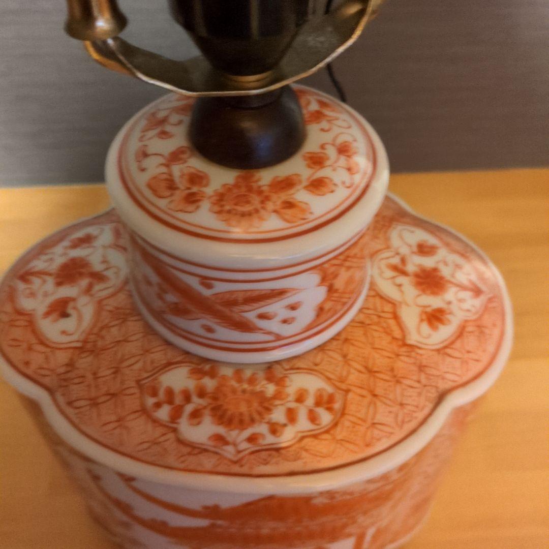 オレンジとホワイトの陶器製テーブルランプ