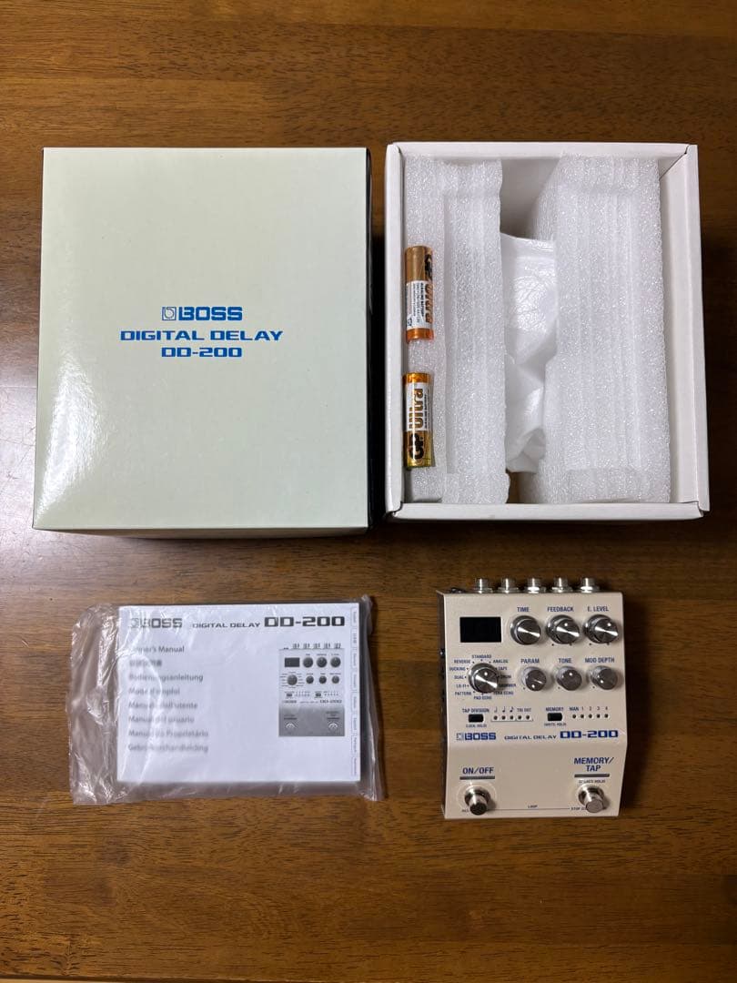 BOSS DD-200 Digital Delay箱付き