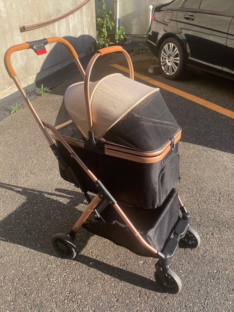 黒のメッシュカバー付きペットカート