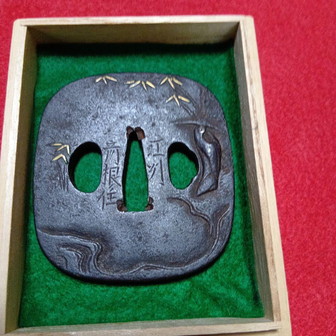 江州彦根住藻柄子入道宗典在銘の鉄製 鍔 竹の葉は金象嵌と山水の彫刻 木箱付き