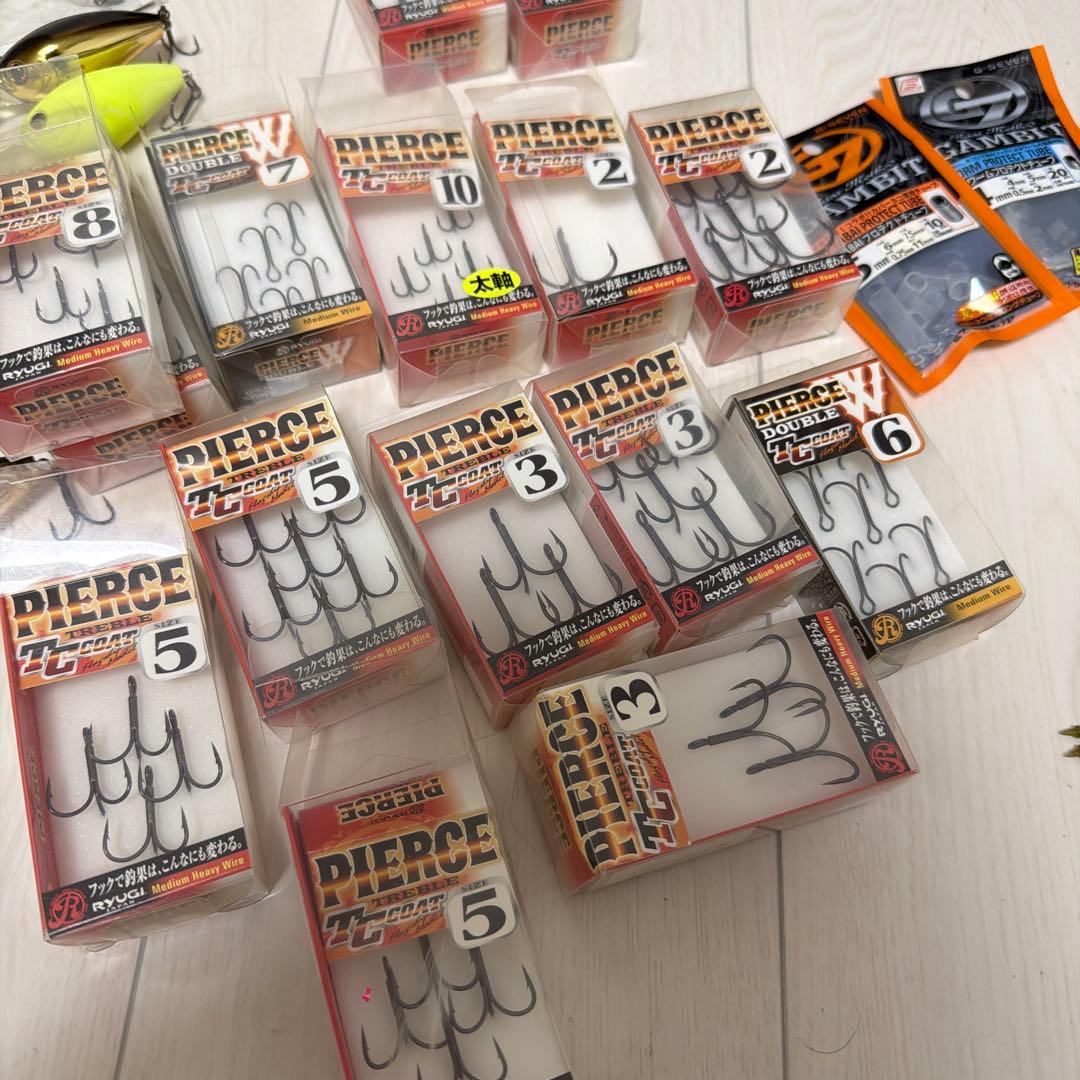 ハードルアー多数　クランク　チャター　バイブレーションなど　フックも多数