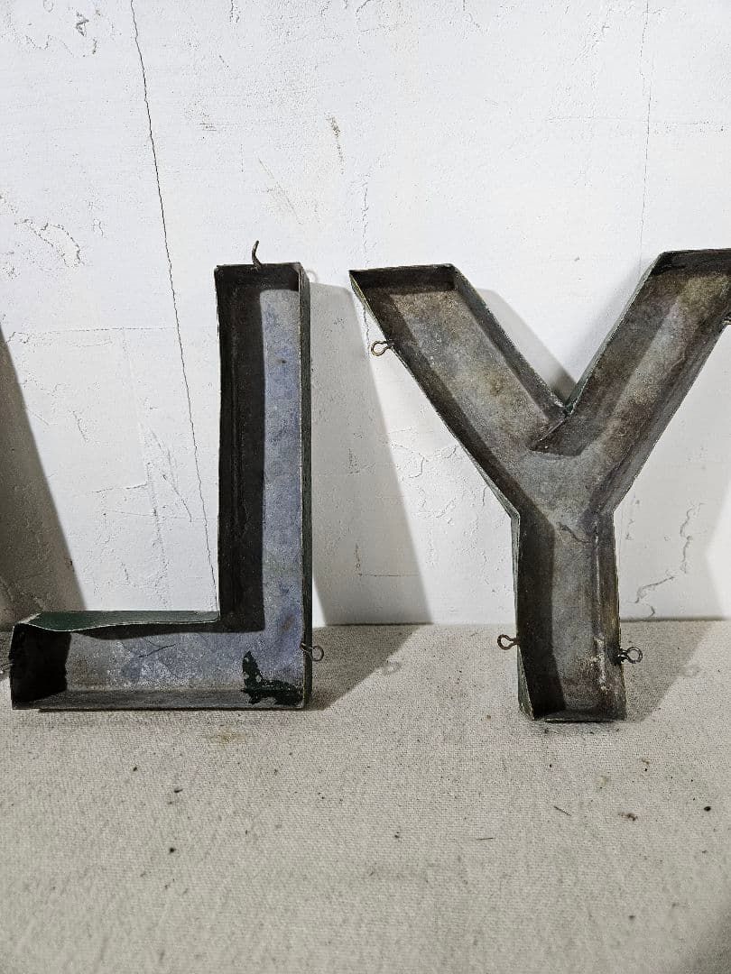 USA ヴィンテージ ブリキの看板 アルファベット 4文字分 壁掛け サイン