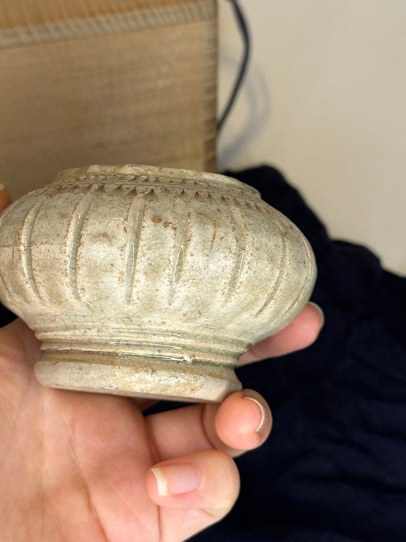 中国宋元時代 高古磁器 香合 小罐 蓮花浮彫蓋 石質感釉 灰白青色 貫入 箱付き
