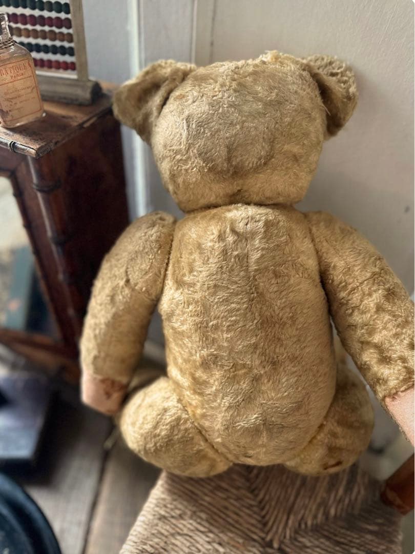 アンティーク つぶらな瞳の可愛いエプロンをつけた ベアーちゃん