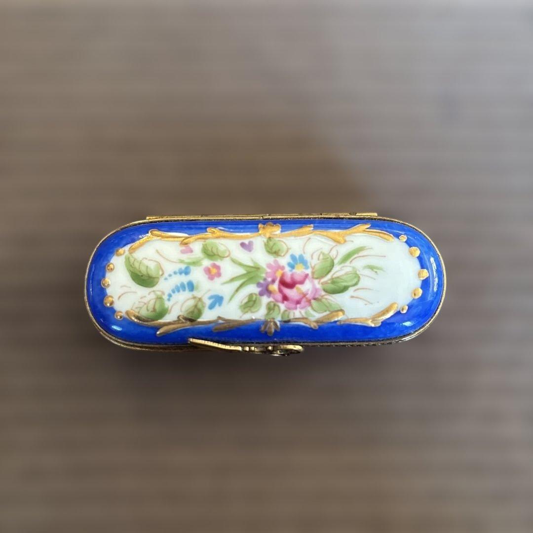 青い花柄の装飾的な磁器ボックス