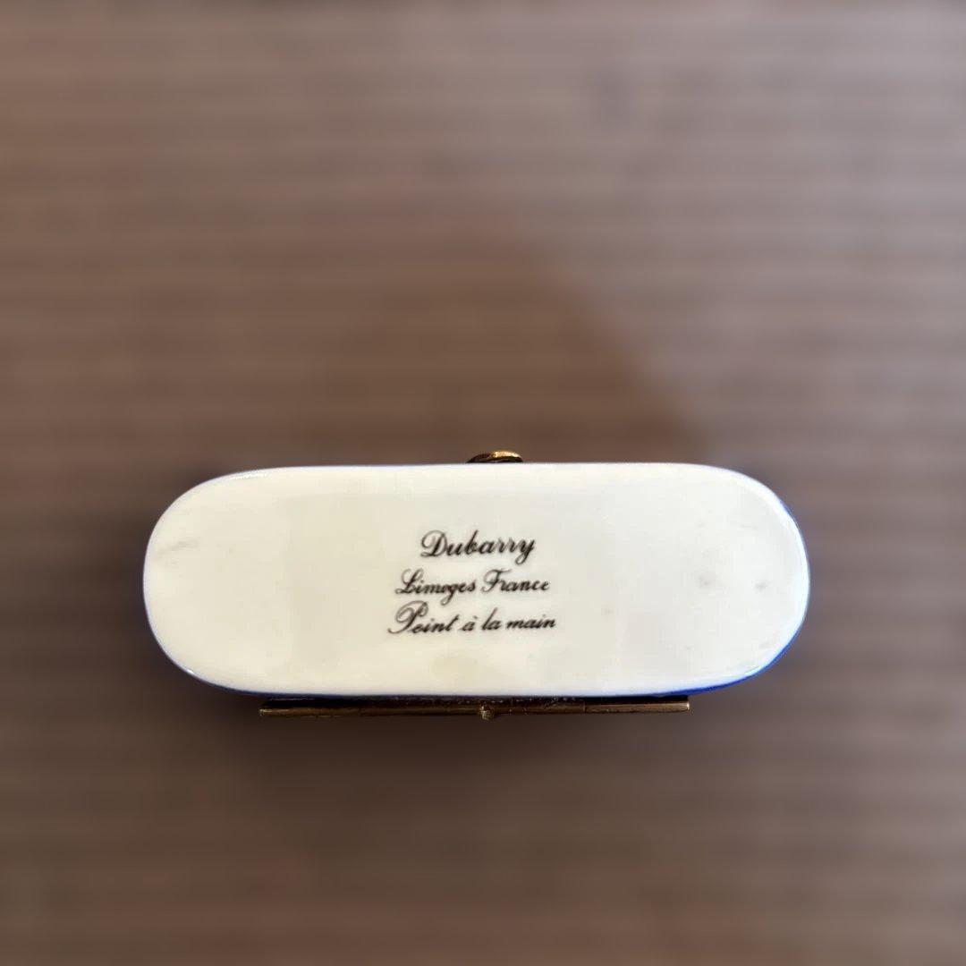 青い花柄の装飾的な磁器ボックス