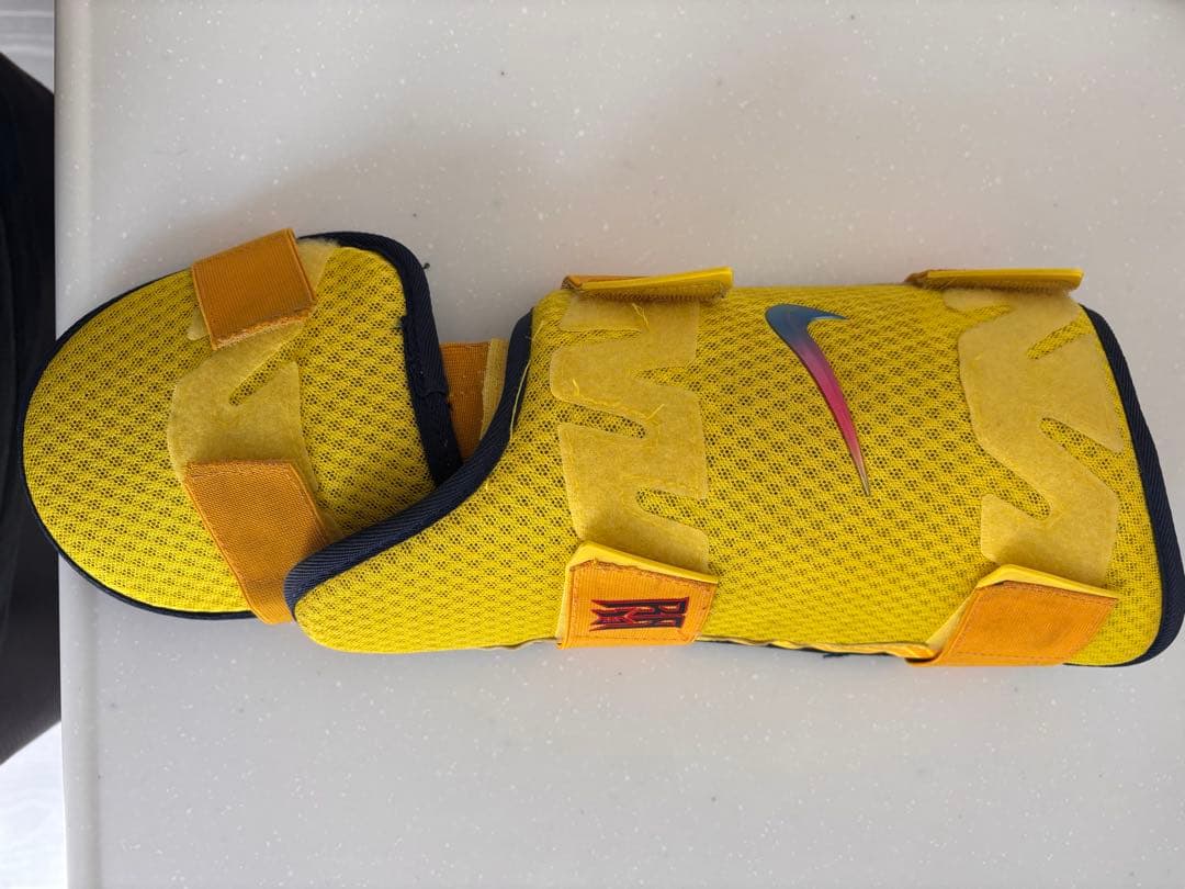 Nike イエローフットガード左打者用　ひろはや