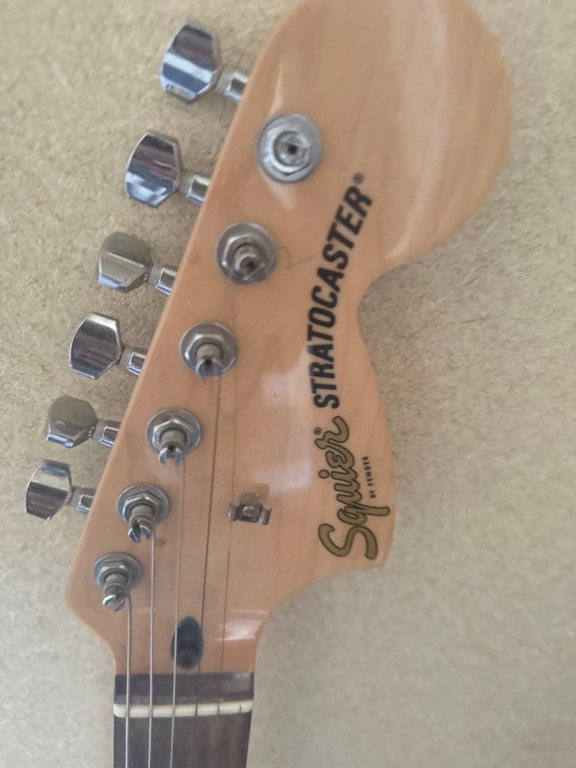 黒のエレキギターとエフェクターアンプ