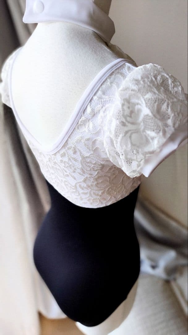 S～Mサイズ／チューリップ柄レースの胸元ギャザーが豪華な娘役レオタード白黒