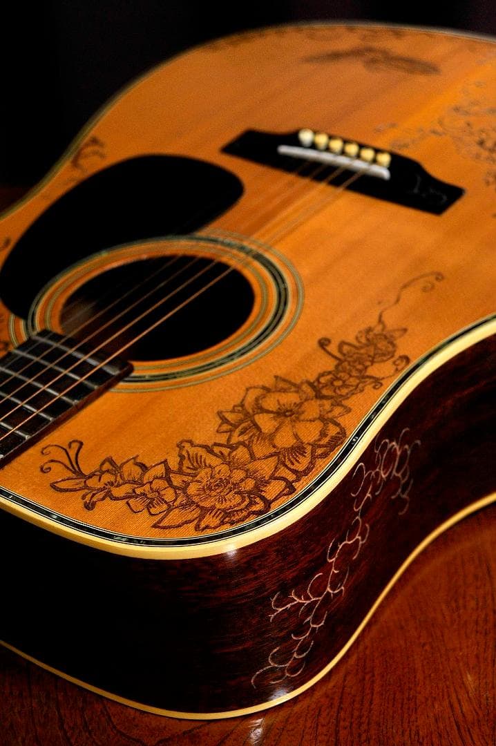 ★華やかな場面の演出で盛り立てるオブジェへの創造♪【彫刻装飾ギター】♪