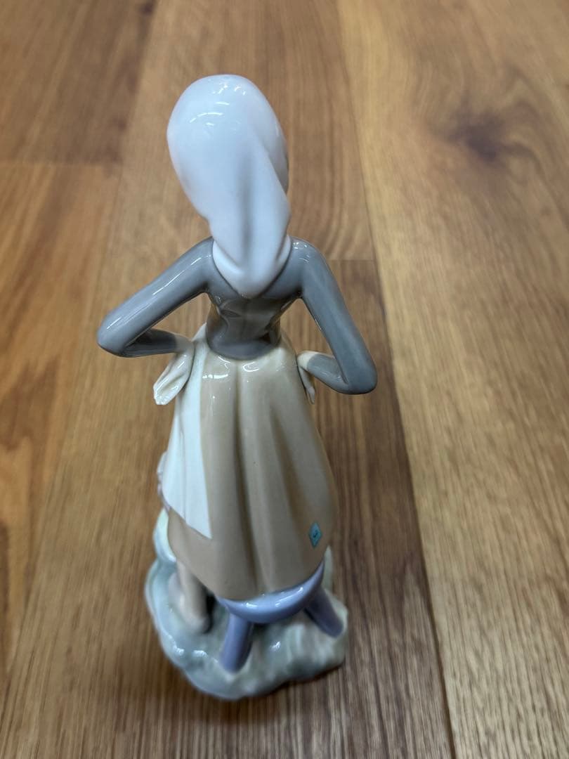 少女と鴨の陶器置物 約20cm