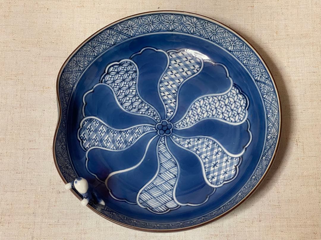 九谷焼 一楽 作 染付細工皿（カエル意匠）共箱付き