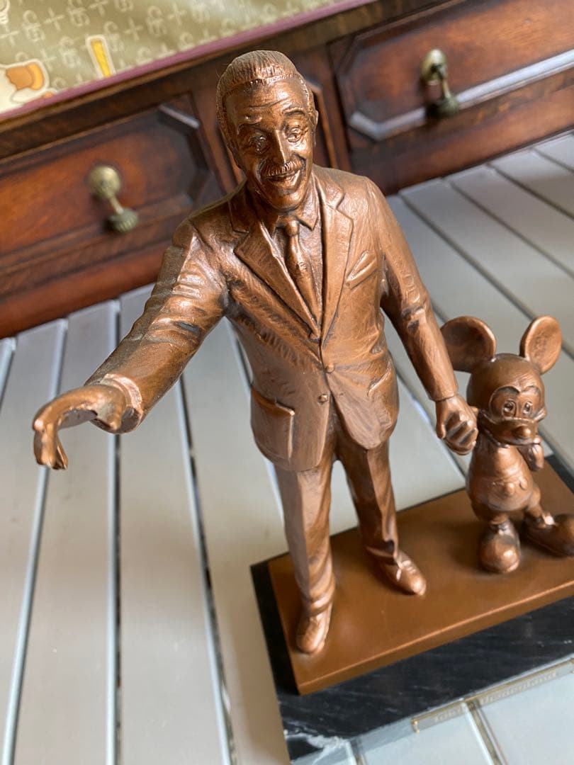 東京ディズニーランド　ウォルト・ディズニーパートナーズ像　ブロンズ像