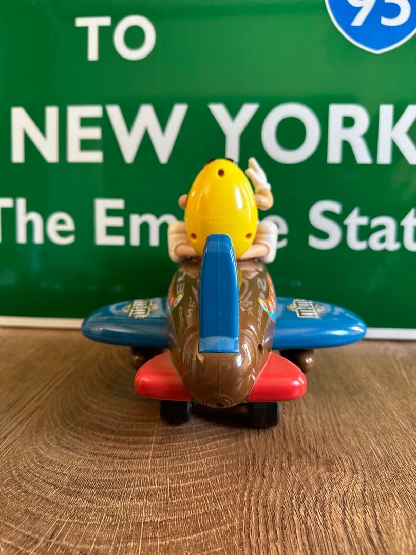 M&M's 飛行機型おもちゃ