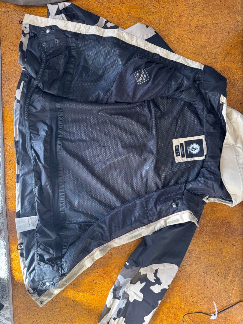 ボルコムGORE-TEX上下セット　M スノーボードウェア