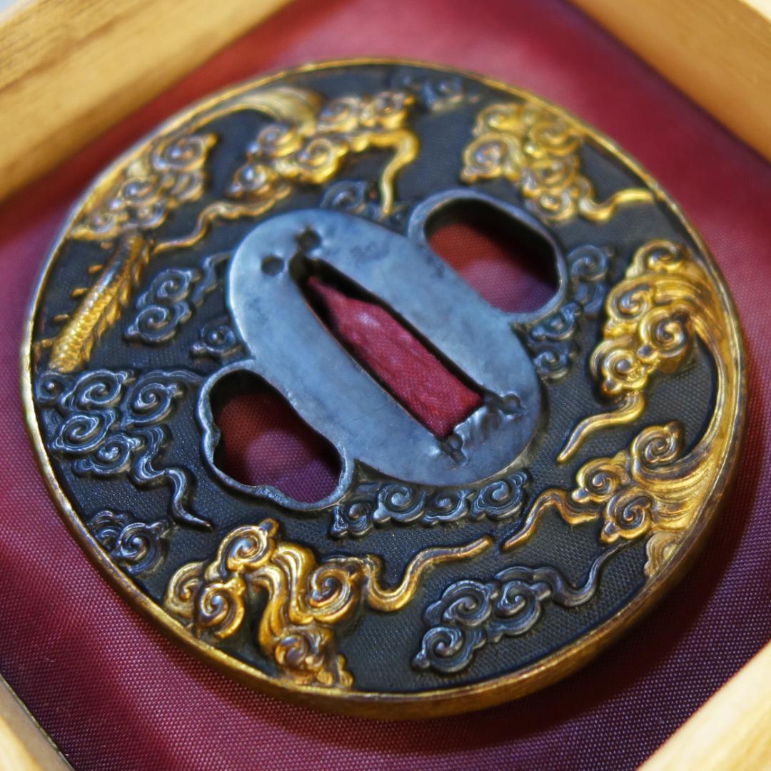 【雲龍図鍔 赤銅魚子地 高肉彫 鍍金】(鍔箱・布団付) 鍔 鐔 刀装具 武具