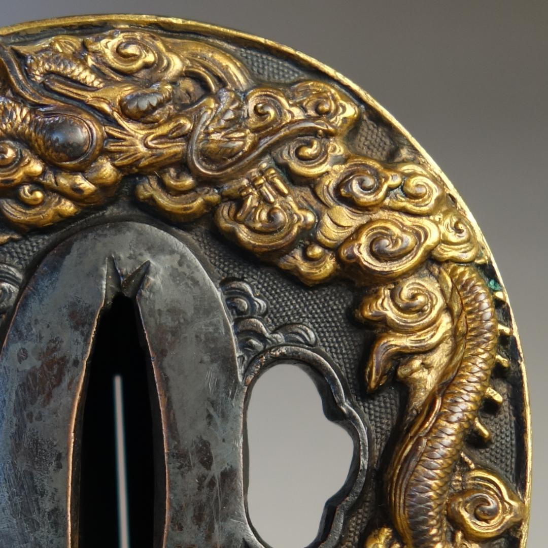 【雲龍図鍔 赤銅魚子地 高肉彫 鍍金】(鍔箱・布団付) 鍔 鐔 刀装具 武具