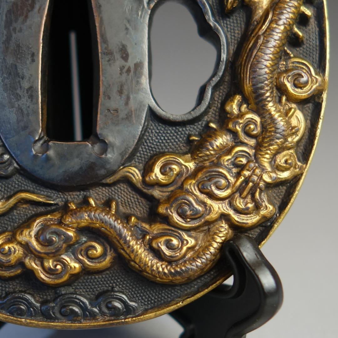 【雲龍図鍔 赤銅魚子地 高肉彫 鍍金】(鍔箱・布団付) 鍔 鐔 刀装具 武具