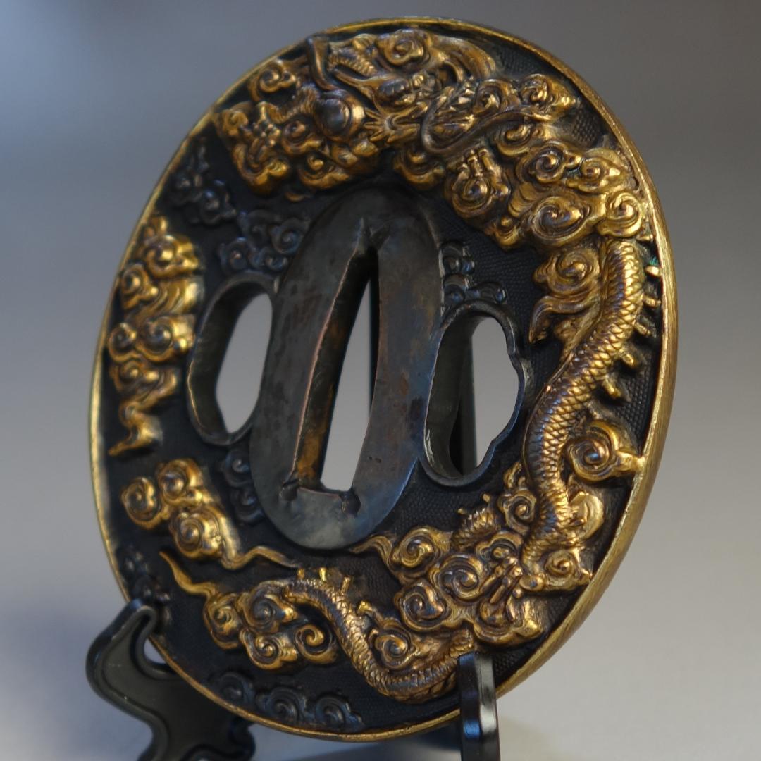 【雲龍図鍔 赤銅魚子地 高肉彫 鍍金】(鍔箱・布団付) 鍔 鐔 刀装具 武具