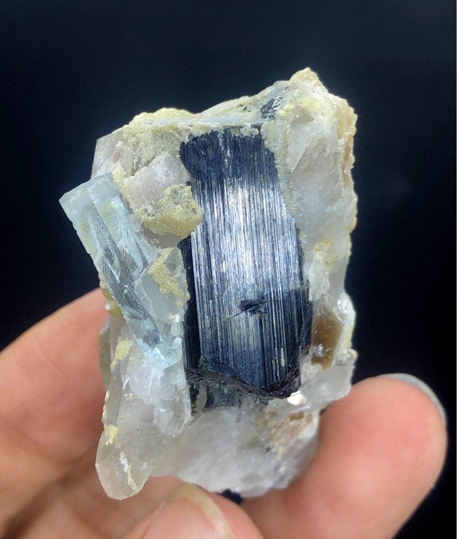 ショールトルマリン、クォーツ、マイカの標本を含む天然アクアマリン