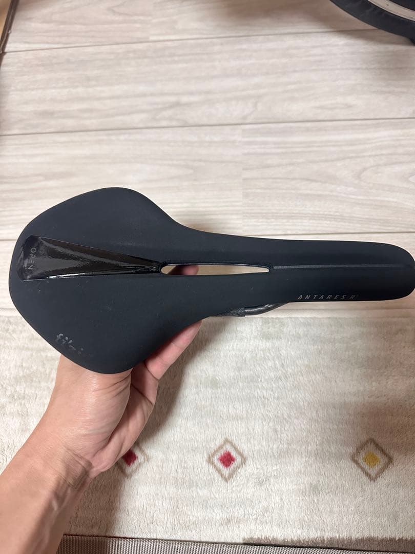 Fizikフィジーク ANTARES R1 カーボン 145mm サドル