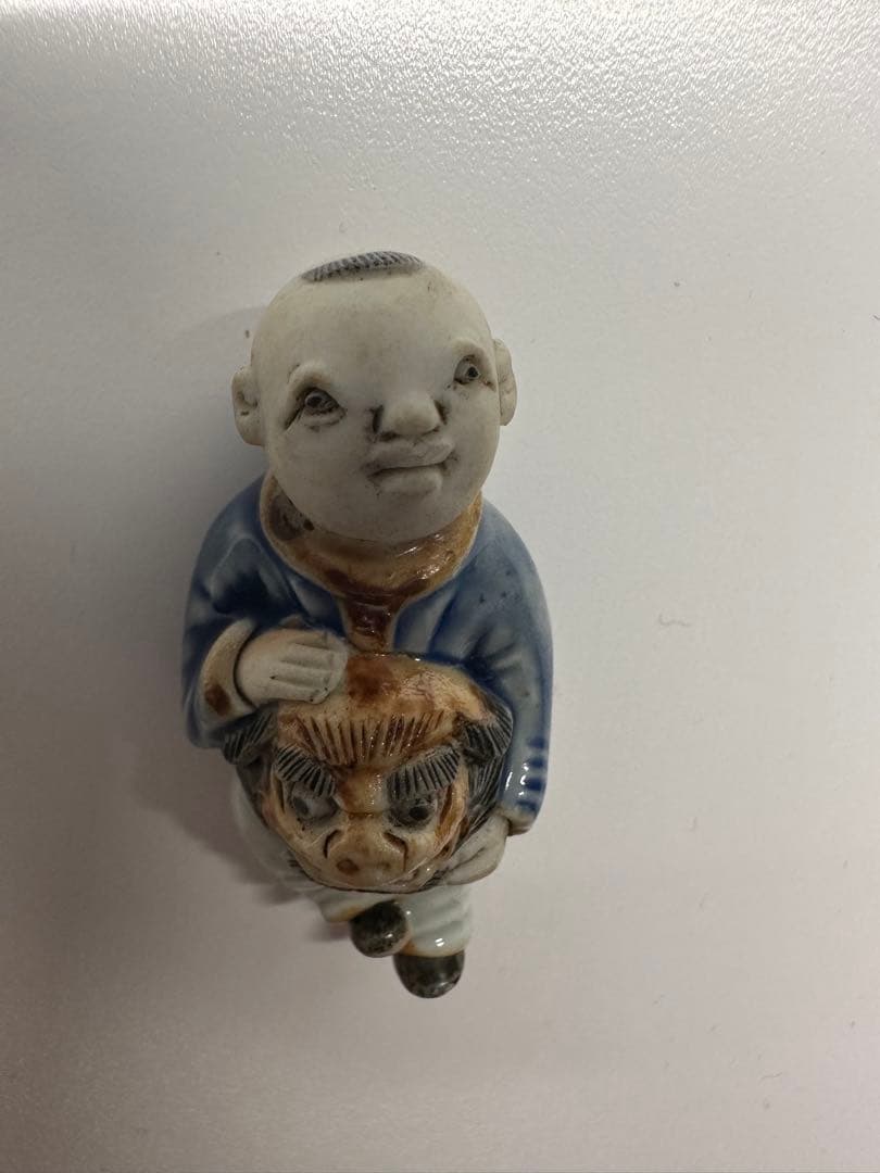 陶器根付　瑠璃青磁鉄釉獅子頭唐子根付