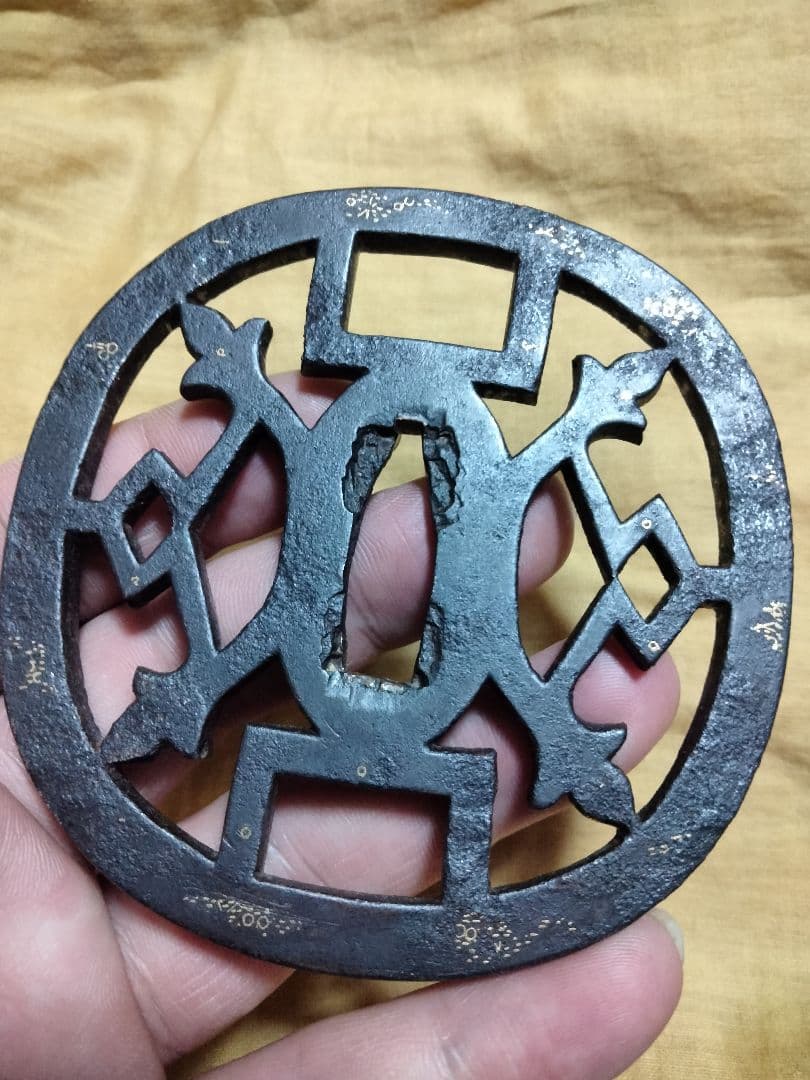 ♦最終価格♦　鉄地大鍔　鐔　(肥後透かし)　江戸時代　象嵌