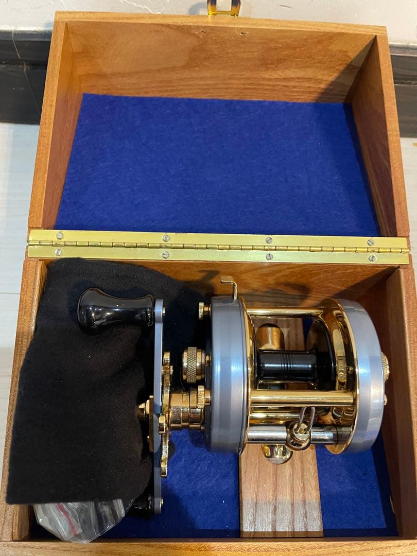 【未使用品】アブ アンバサダー 5500CDL シルバーブルー 魚屋別注