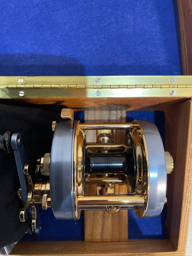 【未使用品】アブ アンバサダー 5500CDL シルバーブルー 魚屋別注