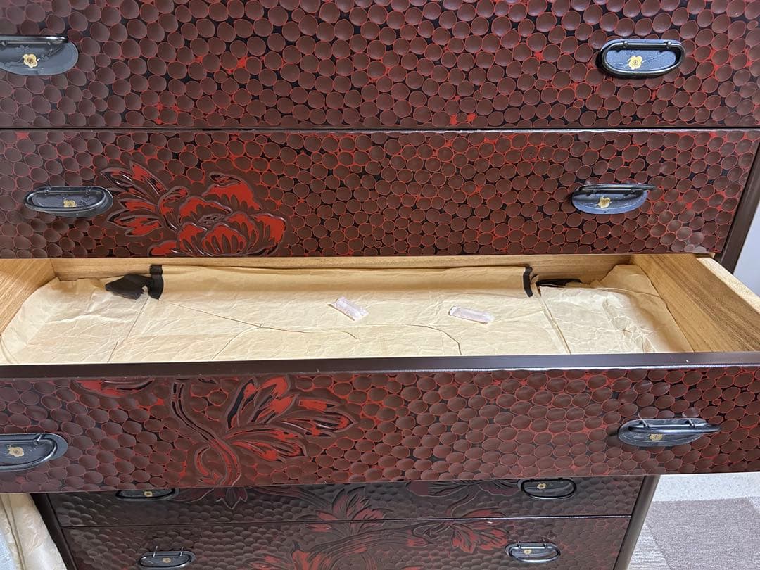 鎌倉彫　佐藤恵仙作　高級桐和箪笥８段引き出し 彫刻花模様