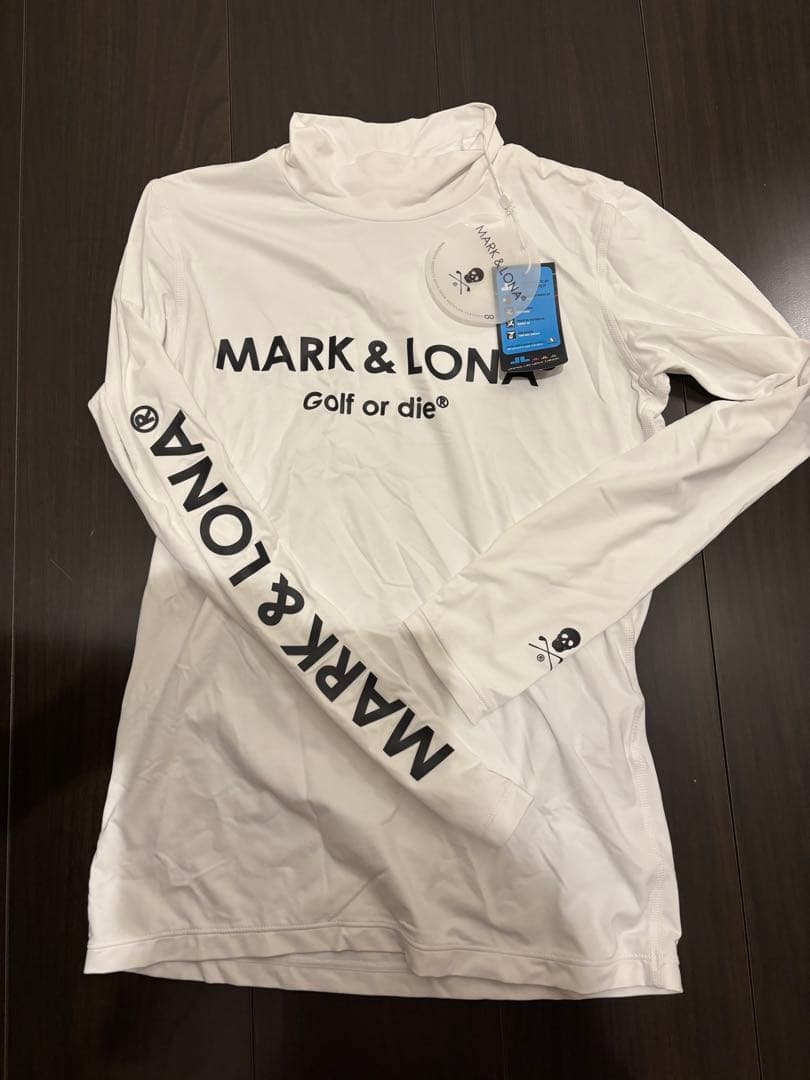 マーク＆ロナ速乾ストレッチアシメロゴプリントモックネック長袖カットソーUV