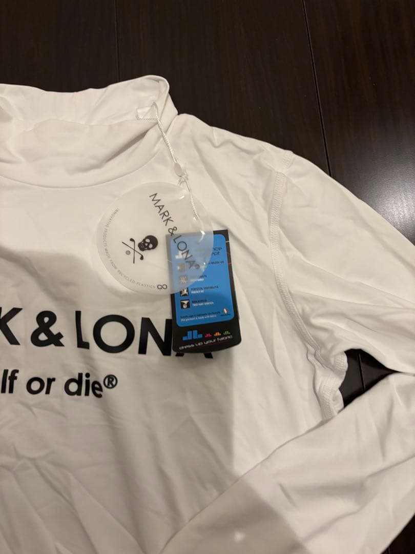 マーク＆ロナ速乾ストレッチアシメロゴプリントモックネック長袖カットソーUV