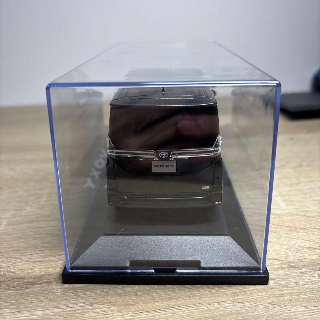 【送料無料】トヨタ ヴォクシー ブラック 1/30カラーサンプルミニカー