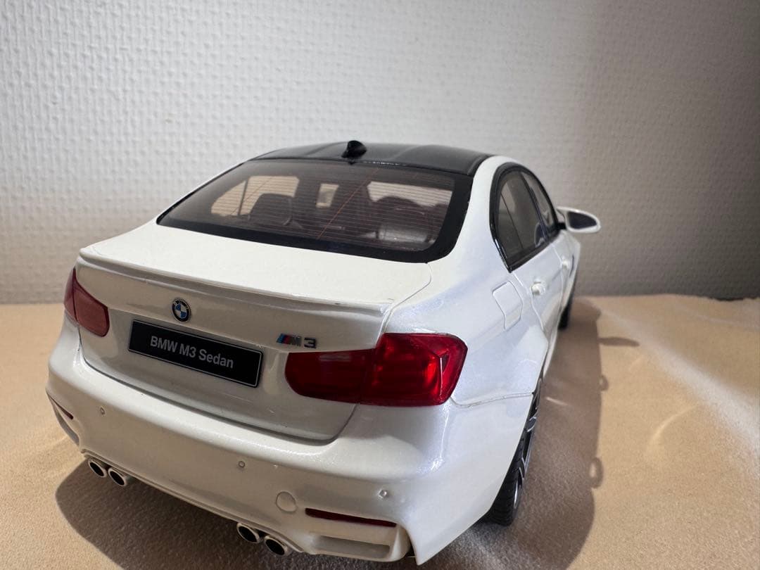  M3 Sedan ホワイト 1/18 ミニカー
